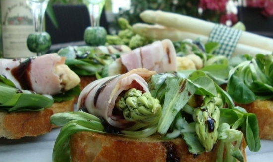 Spargelspitzen auf Baguette mit Hopfen-Secco-Marinade